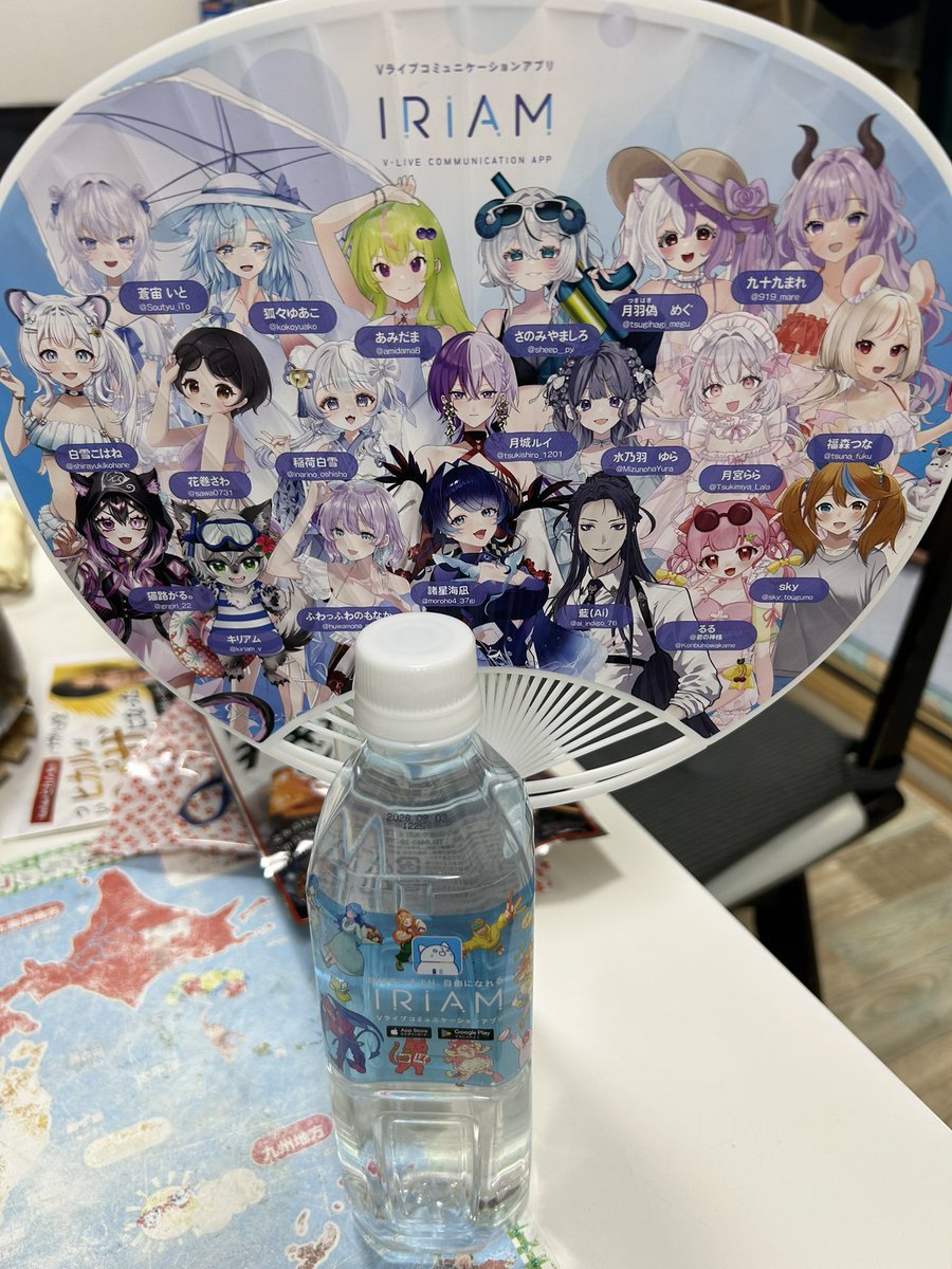 fugubaku's tweet photo. 夏コミのお土産でIRIAMのうちわとミネラルウォーターもらったw https://t.co/5qX40hNORy