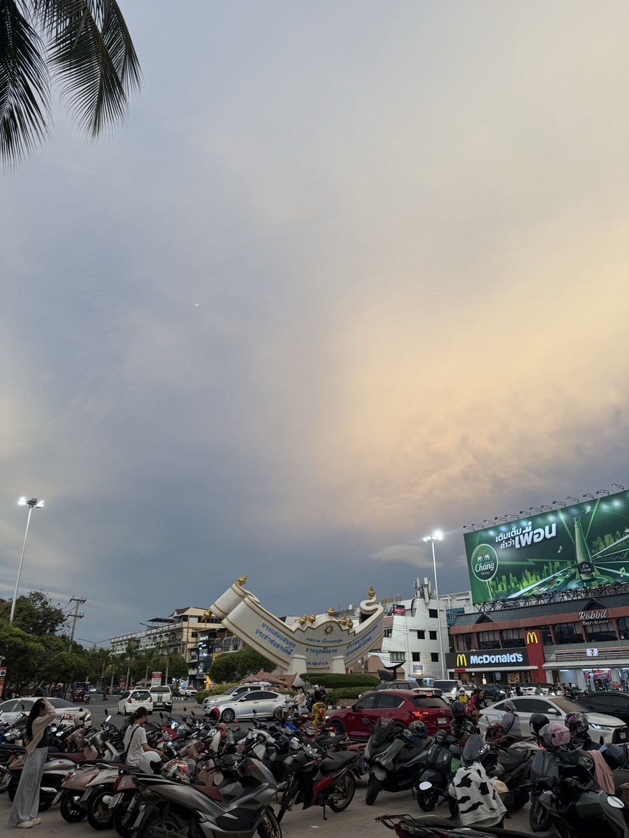 owlenola's tweet photo. บรรยากาศ วันนี้ดีมากกก #บางแสน https://t.co/7fDKnSuCGe