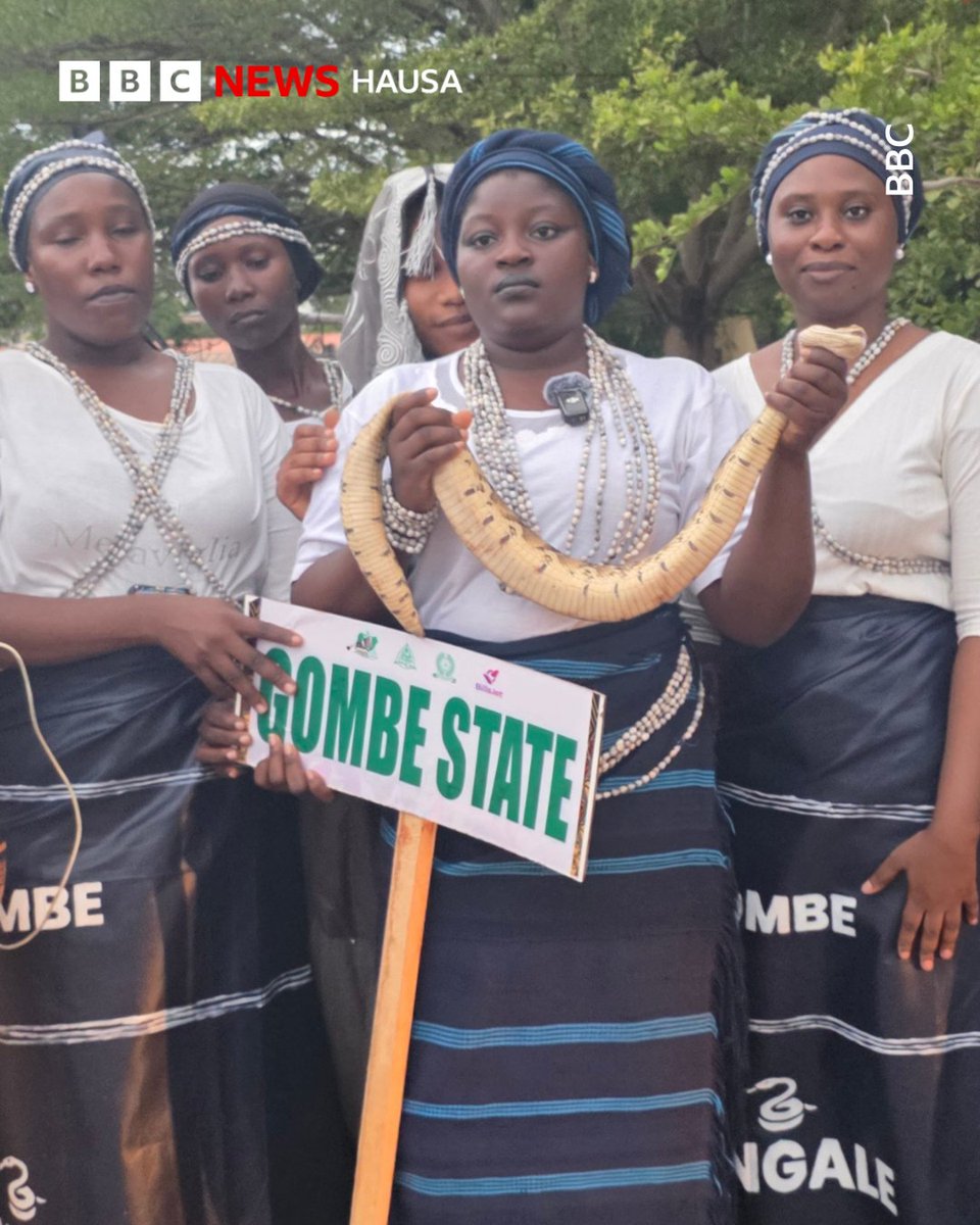 bbchausa's tweet photo. Yayin bikin baje-kolin alʼadun da ake gudanarwa duk shekara a Jamiʼar Ahmadu Bello da ke Zariya, ɗalibai sun chaɓa ado wajen nuna alʼadunsu.

Daga mahaya dawaki zuwa masu wasa da maciji da sauransu, ƴan ABU sun nuna bambanci tsakaninsu da sauran jamiʼoʼi. https://t.co/plSHxOyHME