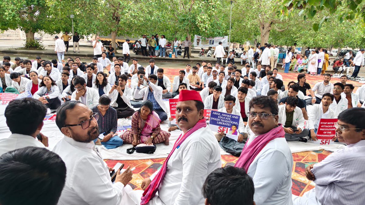 samajwadiparty's tweet photo. समाजवादी पार्टी, उत्तर प्रदेश
19, विक्रमादित्य मार्ग, लखनऊ
    प्रकाशन/प्रसारण हेतु-    दिनांकः 16.08.2026  
    समाजवादी पार्टी के राष्ट्रीय अध्यक्ष एवं पूर्व मुख्यमंत्री श्री अखिलेश यादव के नाम सम्बोधित ज्ञापन में डॉ. अम्बेडकर डाक्टर्स एसोसिएशन ने उत्तर प्रदेश के अनुसूचित जाति एवं जनजाति वर्ग के मेधावी छात्र-छात्राओं के संवैधानिक अधिकारों, सामाजिक न्याय एवं उनके भविष्य से जुड़े सवाल उठाए है। छात्रों ने अपनी मांगों को लेकर 16 अगस्त को 200 डॉक्टरों ने ईकोगार्डेन में शांतिपूर्ण धरना प्रदर्शन किया।
    समाजवादी पार्टी ने डॉक्टरों की मांगो का समर्थन करते हुए भाजपा सरकार की दलित विरोधी नीतियों की कटु आलोचना की।
    श्री अखिलेश यादव के निर्देश पर समाजवादी पार्टी की ओर से पूर्व एमएलसी श्री रामवृक्ष सिंह यादव, समाजवादी पिछड़ा वर्ग प्रकोष्ठ के प्रदेश अध्यक्ष डॉ. राजपाल कश्यप एवं पूर्व विधायक श्री अम्बरीष पुष्कर के साथ मनोज पासवान, राष्ट्रीय महासचिव छात्र सभा तथा अधिवक्ता सभा के प्रदेश सचिव शिव शंकर सरोज ने घरना दे रहे डॉक्टरों  से मुलाकात की और उनके ज्ञापन की मांगों का समर्थन किया।
    डॉ. अम्बेडकर डॉक्टर्स एसोसिएशन के अध्यक्ष डॉ.देवांश देव के अनुसार राजकीय मेडिकल कालेज कन्नौज, जालौन, सहारनपुर एवं अम्बेडकरनगर की स्थापना एससी/एसटी वर्ग के शैक्षिक सशक्तिकरण हेतु की गई थी। शासनादेश के अनुसार इन कॉलेजों की 100 एमबीबीएस सीटों का आवंटन एससी 64 प्रतिशत, एसटी, 06 प्रतिशत ओबीसी 15 प्रतिशत एवं अनारक्षित 15 प्रतिशत निर्धारित किया गया था। वर्तमान में नीट, यूजी काउंसलिंग प्रक्रिया के दौरान 70 प्रतिशत एससी एसटी सीट आरक्षण व्यवस्था में बदलाव तथा प्रशासनिक अनदेखी के कारण इन वंचितो एवं मेधावी छात्रों के अधिकारों पर संकट हो गया है। इस 70 प्रतिशत सीट व्यवस्था की रक्षा के लिए ही 16 अगस्त 2026 को धरना प्रदर्शन किया गया है।
            (राजेन्द्र चौधरी)
             मुख्य प्रवक्ता