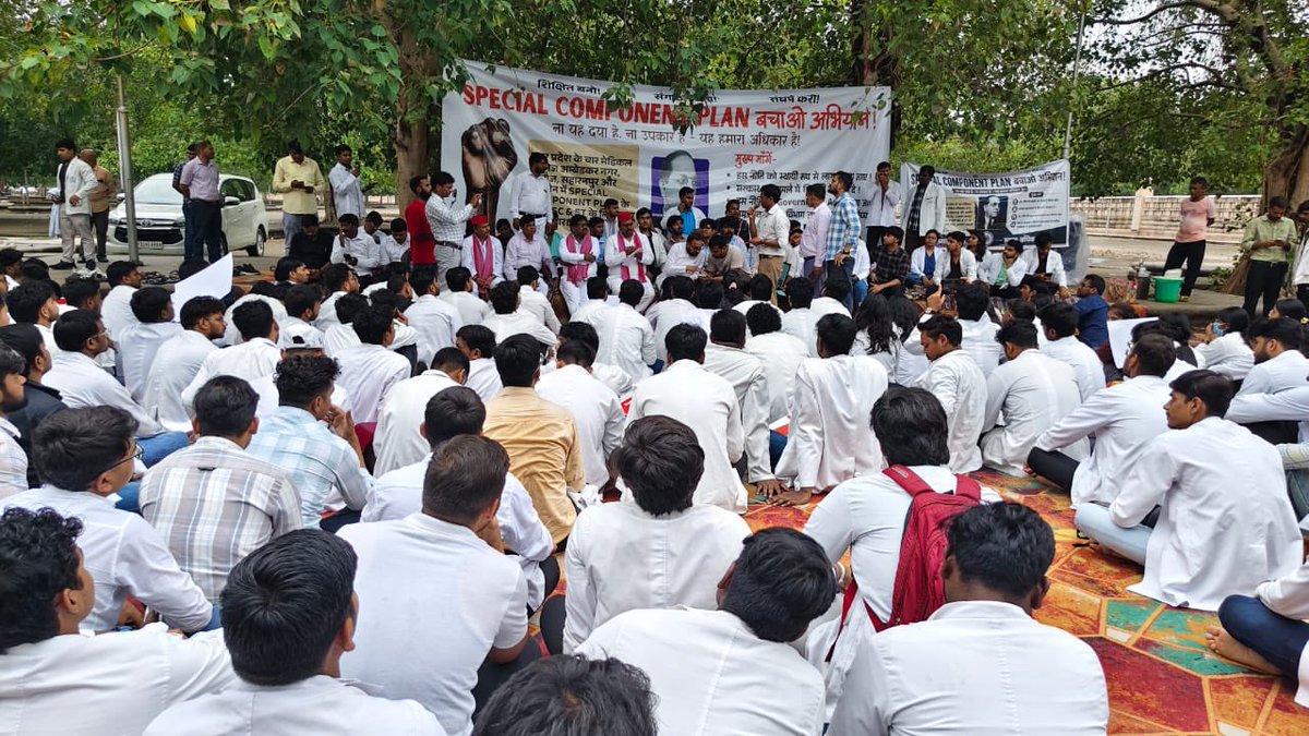 samajwadiparty's tweet photo. समाजवादी पार्टी, उत्तर प्रदेश
19, विक्रमादित्य मार्ग, लखनऊ
    प्रकाशन/प्रसारण हेतु-    दिनांकः 16.08.2026  
    समाजवादी पार्टी के राष्ट्रीय अध्यक्ष एवं पूर्व मुख्यमंत्री श्री अखिलेश यादव के नाम सम्बोधित ज्ञापन में डॉ. अम्बेडकर डाक्टर्स एसोसिएशन ने उत्तर प्रदेश के अनुसूचित जाति एवं जनजाति वर्ग के मेधावी छात्र-छात्राओं के संवैधानिक अधिकारों, सामाजिक न्याय एवं उनके भविष्य से जुड़े सवाल उठाए है। छात्रों ने अपनी मांगों को लेकर 16 अगस्त को 200 डॉक्टरों ने ईकोगार्डेन में शांतिपूर्ण धरना प्रदर्शन किया।
    समाजवादी पार्टी ने डॉक्टरों की मांगो का समर्थन करते हुए भाजपा सरकार की दलित विरोधी नीतियों की कटु आलोचना की।
    श्री अखिलेश यादव के निर्देश पर समाजवादी पार्टी की ओर से पूर्व एमएलसी श्री रामवृक्ष सिंह यादव, समाजवादी पिछड़ा वर्ग प्रकोष्ठ के प्रदेश अध्यक्ष डॉ. राजपाल कश्यप एवं पूर्व विधायक श्री अम्बरीष पुष्कर के साथ मनोज पासवान, राष्ट्रीय महासचिव छात्र सभा तथा अधिवक्ता सभा के प्रदेश सचिव शिव शंकर सरोज ने घरना दे रहे डॉक्टरों  से मुलाकात की और उनके ज्ञापन की मांगों का समर्थन किया।
    डॉ. अम्बेडकर डॉक्टर्स एसोसिएशन के अध्यक्ष डॉ.देवांश देव के अनुसार राजकीय मेडिकल कालेज कन्नौज, जालौन, सहारनपुर एवं अम्बेडकरनगर की स्थापना एससी/एसटी वर्ग के शैक्षिक सशक्तिकरण हेतु की गई थी। शासनादेश के अनुसार इन कॉलेजों की 100 एमबीबीएस सीटों का आवंटन एससी 64 प्रतिशत, एसटी, 06 प्रतिशत ओबीसी 15 प्रतिशत एवं अनारक्षित 15 प्रतिशत निर्धारित किया गया था। वर्तमान में नीट, यूजी काउंसलिंग प्रक्रिया के दौरान 70 प्रतिशत एससी एसटी सीट आरक्षण व्यवस्था में बदलाव तथा प्रशासनिक अनदेखी के कारण इन वंचितो एवं मेधावी छात्रों के अधिकारों पर संकट हो गया है। इस 70 प्रतिशत सीट व्यवस्था की रक्षा के लिए ही 16 अगस्त 2026 को धरना प्रदर्शन किया गया है।
            (राजेन्द्र चौधरी)
             मुख्य प्रवक्ता