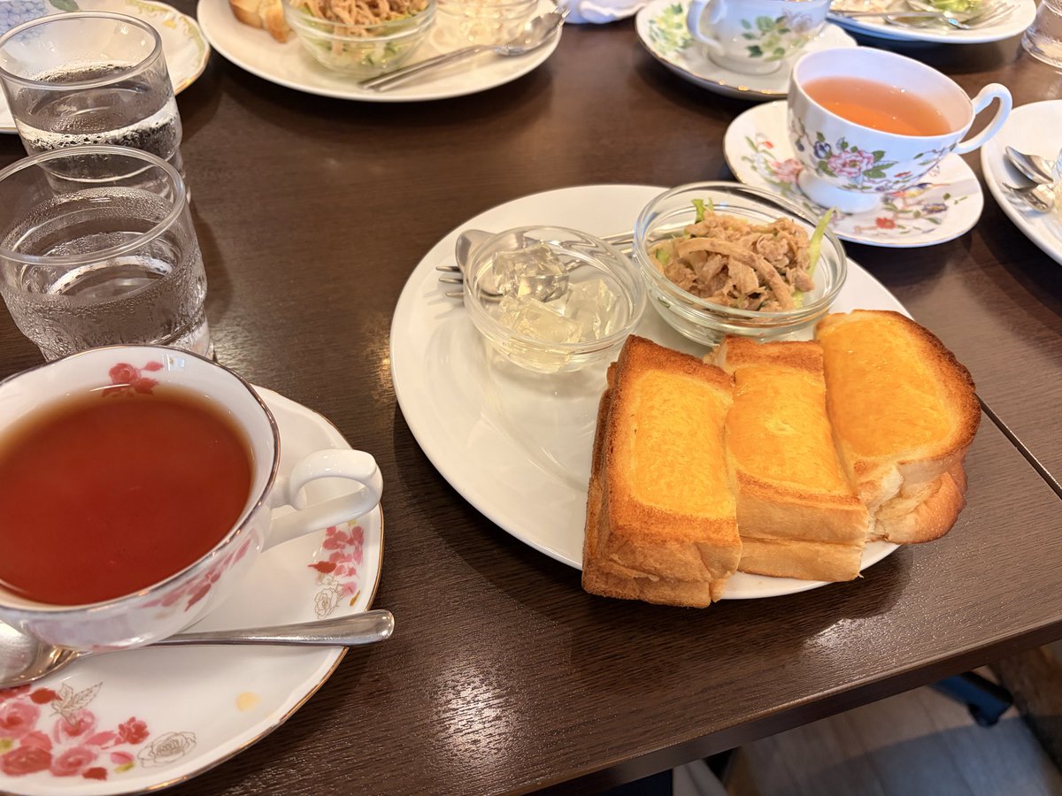 princess__aqua's tweet photo. 谷中で美味しいかき氷とランチを食べて、猫カフェへ🐈
かき氷、苺がそのまま削られてて美味しかった🍧いろいろトッピングできるのも楽しい🥰
猫ちゃんたち、すごくおとなしく撫でさせてくれて幸せでした♡
遊び疲れて寝ちゃったかわいこちゃんと、くつろぐ美人さん♡ https://t.co/sQsiMe8SML