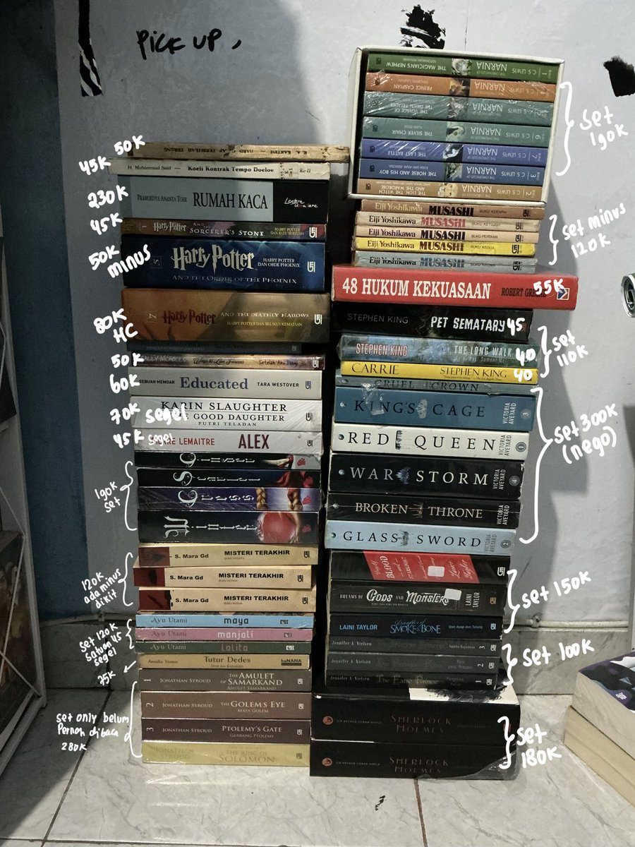 sterlichtie's tweet photo. Malam semuaa, mohon bantu like &amp; Rt yaa ❤️

Dalam rangka mau study Kurleb 2 tahun ke depan, aku mau kurasi koleksi buku fisik dan mulai beralih ke ereader🥹 berikut beberapa *anak* yg mau aku titipkan sama pemilik baru … harganya udh tertera juga yaa di foto. https://t.co/irnn0DaAOJ