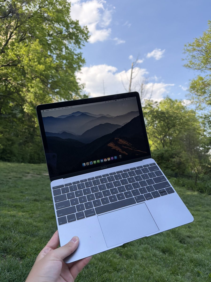 UlrichRozier's tweet photo. Allez projet fou : retro-fit MacBook 12.

En gros fabriquer le MacBook 12 pouces Apple Silicon qu’Apple n’a jamais sorti.

L’idée : prendre le châssis d’un MacBook 12” Retina de 2017, 920 g, 13,1 mm, sans ventilateur, et y transplanter l’électronique d’un MacBook Neo 2026 avec son A18 Pro.

Pourquoi ? Parce que le MacBook 12” reste pour moi un format assez unique : minuscule, léger, silencieux… mais son Intel Core m a très mal vieilli. Avec un A18 Pro, il retrouverait tout son intérêt.

Et le Neo est un donneur étonnamment adapté : carte logique compacte, refroidissement passif, USB-C sur cartes séparées, macOS natif et architecture assez modulaire

Sur le papier, on pourrait obtenir :
• 12” Retina 2304 × 1440
• A18 Pro
• 8 Go
• 512 Go
• ~40 Wh
• refroidissement passif
• autour de 900–950 g

Évidemment, le transplant est loin d’être plug & play

Les gros problèmes :
🔴 adapter l’écran du MacBook 12” à la carte du Neo
🔴 faire fonctionner le trackpad Force Touch
🟠 adapter le clavier
🟠 recréer une batterie compatible avec le BMS du Neo
🟠 intégrer webcam, audio et antennes
🟠 vérifier au millimètre que la carte logique rentre dans le châssis

Le point intéressant : si on conserve la carte mère du Neo, macOS voit toujours un vrai Mac. Mises à jour, Secure Enclave, iCloud, Apple Intelligence… pas besoin de bricoler le système

Bref : construire un MacBook 12” A18 Pro de moins d’un kilo, c’est possible

Ça me tente beaucoup trop ���