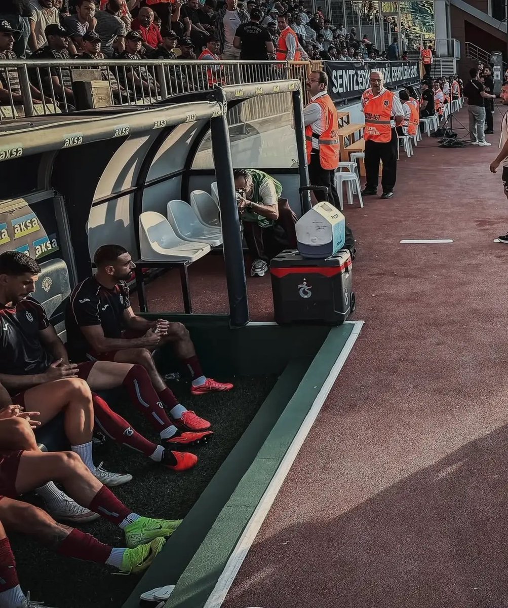 dikfutboll's tweet photo. Nasıl bir oyuncusun ki tüm basın mensupları işi gücü bırakıp sadece seni çekmek için yarışa giriyor. https://t.co/hwTbySLIC5
