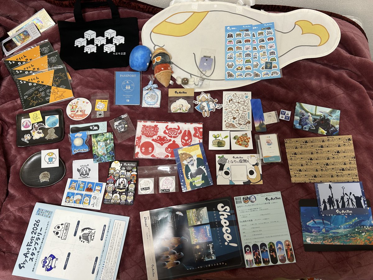 50re1's tweet photo. #SkyArtFest 
2日間合わせての戦利品です
個人的には小さいバッグ(ｶﾆｶﾆ軍団)と手ぬぐいを買えたのが最高に嬉しいです😆

おんぶのスター機能がついた2段カニアイスクリームのぬいぐるみストラップも買ったので、野良の耳毛がおんぶ機能出して来たらそれ全部自分ですʚ😎ɞ https://t.co/bxY9cwDpXj