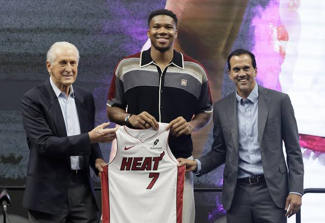 EnLineaNBA's tweet photo. Giannis sobre su próxima temporada con el Heat:

"Volveré a ser dominante esta temporada.
Quiero demostrar que soy uno de los mejores jugador de la NBA. 
A los fans les digo, que vamos a traer de vuelta al HEAT". https://t.co/Mri5wC23aW