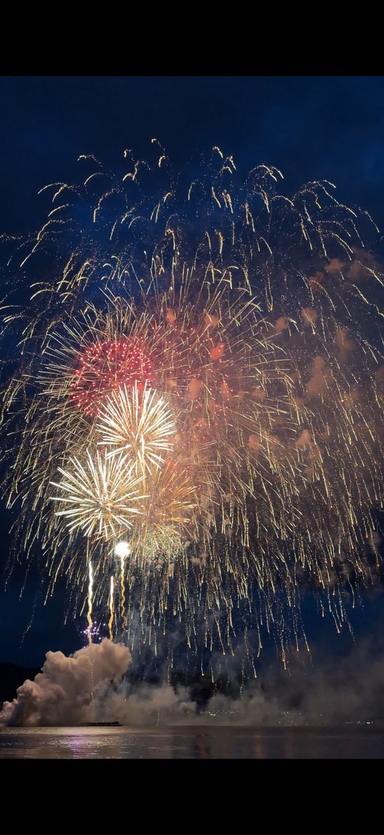 Ackey_merc's tweet photo. 昨日だけど諏訪湖の花火行ってきた🎇
運良く最前列の席で人生で1番近くで見れたし迫力ヤバかった✨ https://t.co/KmxRrFWodW