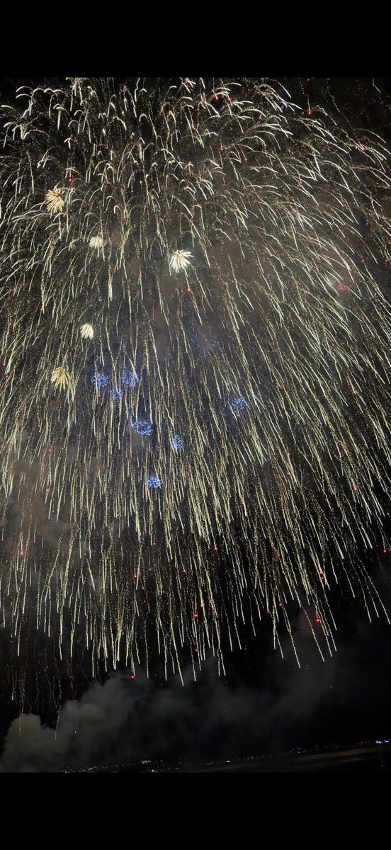 Ackey_merc's tweet photo. 昨日だけど諏訪湖の花火行ってきた🎇
運良く最前列の席で人生で1番近くで見れたし迫力ヤバかった✨ https://t.co/KmxRrFWodW