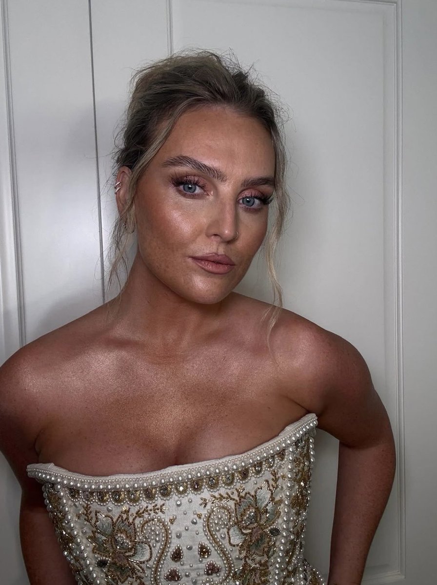 Absolute10s's tweet photo. Perrie Edwards 😍😍 https://t.co/v9Zc8leZw6