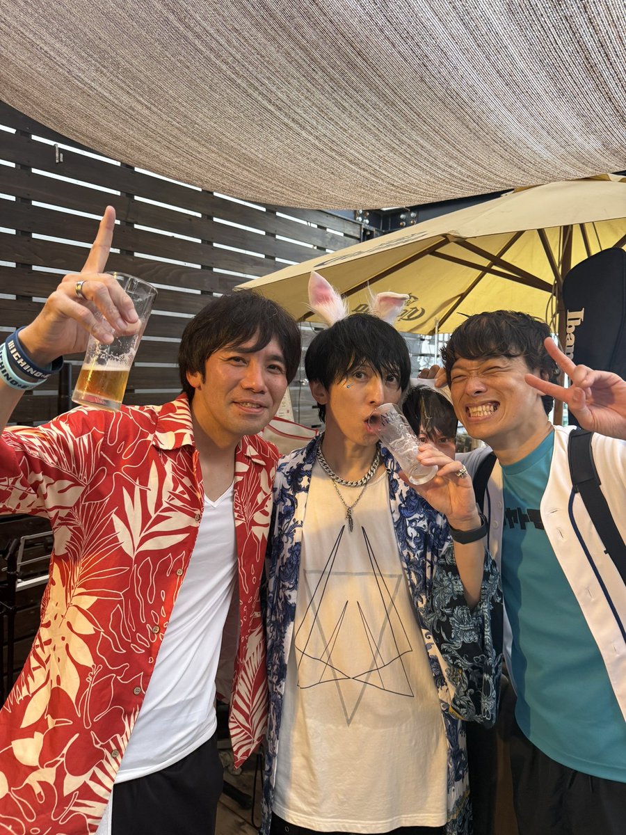 nagasawasou's tweet photo. 湘南怪盗ファニー化計画 in 由比ヶ浜ZINGYZAP、会いにきてくれたBlue Bunny′sの皆、足を運んでくれた皆さん、快く出演して下さったイチノイーさん、蓮音まゆさん、フルヤトモヒロさん、そして、去年に引き続き、お声掛け下さったZINGYZAPの皆さん、今年も本当にありがとうございました！

高校生以来、行った事がなかった海の家にこんな風に毎年行くようになるなんて、ZINGYZAPさんとこの縁を繋いでくれた先輩に感謝です✨

今日の熱気をそのまま閉じ込めたイベントを11月8日(日)に開催します🙌
詳細はまた後日！

また今日の出演者の皆さんと個々にも絡ませて頂く事があるので、是非その時はまた一緒に楽しみましょう！

まずは、フルヤトモヒロさんとの9月13日のThunder Snake ATSUGI2マン！
チケットは今日から販売スタート！
沢山のご来場お待ちしております！！

鎌倉ビールの生も飲めたし、ZINGYZAP最高✌️🍺