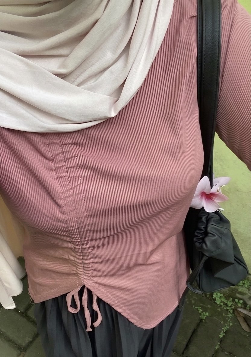 manismaduvz's tweet photo. kamu lebih suka yang seumuran apa yang lebih tua? 

jujur yaaa https://t.co/cNTyIOIC3W