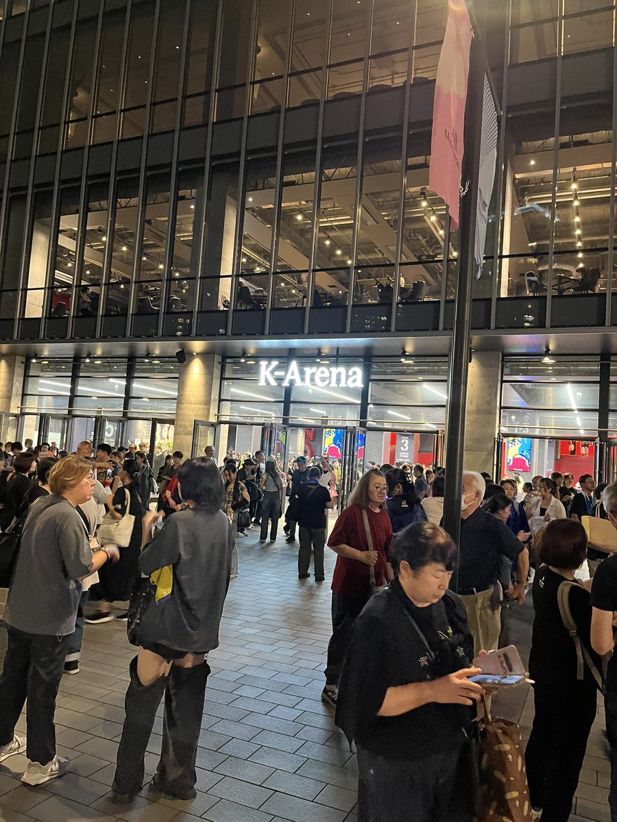 dai7881's tweet photo. THE ALFEE夏イベ、Kアリーナ２日目、とりあえず参加できたのは良かったです🎵
タカミのMCで感慨深い事を言っていて、その後にBe Aliveの曲が始まって、うるうると感動してしまいました🥹
アンコール３回やって、その１番ラストに新曲をもってくるとはいつもとは違うラストで良かったですね😁
#THEALFEE https://t.co/MRwZOLbKso