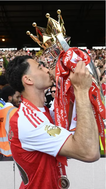 APresserV2's tweet photo. Came as a boy, left as a Premier League Champion❤️ https://t.co/U50flzCT3S