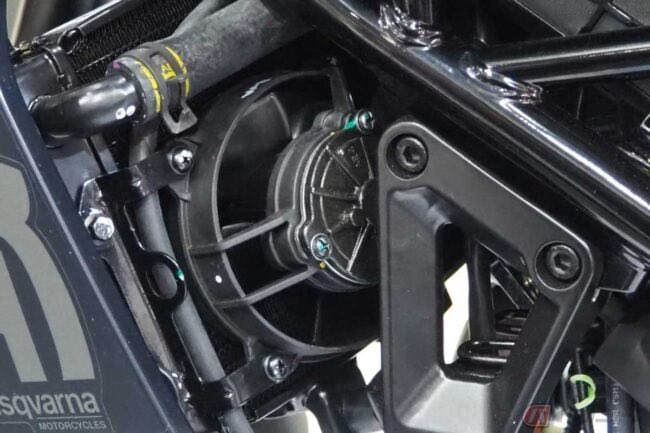 PutiMotor's tweet photo. 「水温計」とは？

水冷エンジンを循環する冷却水（クーラント）の温度を表示するメーター。

エンジンは燃焼によって大量の熱を発生するため、水冷エンジンでは冷却水を循環させて熱を吸収し、ラジエーターから放熱することで適正な温度を保持。

水温計は、その冷却システムが正常に機能しているかをライダーが確認するための重要な装備。

普段より明らかに高い水温が続いたり、水温警告灯が点灯したりした場合は、安全な場所に停車して��態を確認しましょう。

https://t.co/O7Hftp18J8