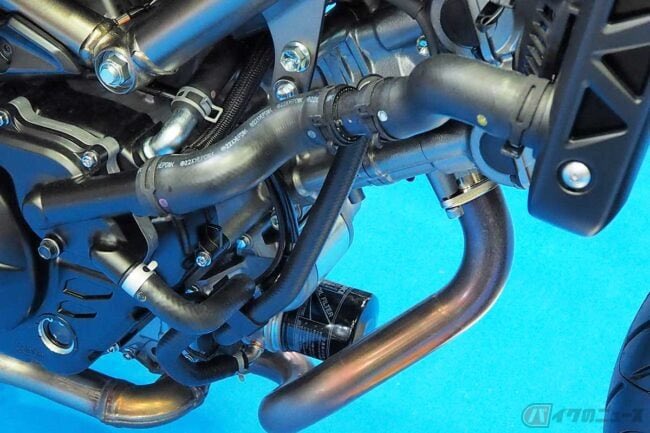 PutiMotor's tweet photo. 「水温計」とは？

水冷エンジンを循環する冷却水（クーラント）の温度を表示するメーター。

エンジンは燃焼によって大量の熱を発生するため、水冷エンジンでは冷却水を循環させて熱を吸収し、ラジエーターから放熱することで適正な温度を保持。

水温計は、その冷却システムが正常に機能しているかをライダーが確認するための重要な装備。

普段より明らかに高い水温が続いたり、水温警告灯が点灯したりした場合は、安全な場所に停車して��態を確認しましょう。

https://t.co/O7Hftp18J8