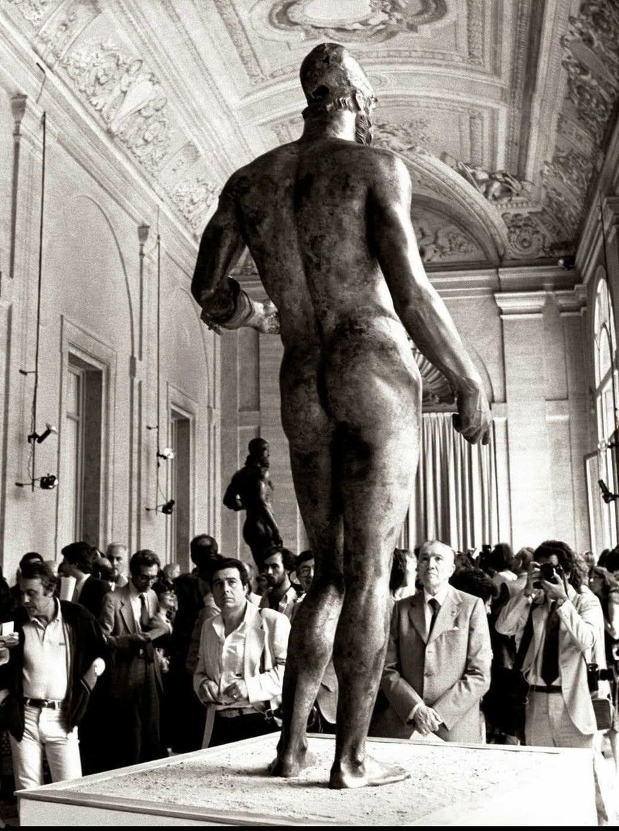 germanshepard8's tweet photo. Il #16agosto 1972 Stefano Mariottini (un giovane sub dilettante romano) si immerse nel Mar Ionio a 300 metri dalle coste di Riace e ritrovò  ad 8 metri di profondità le statue dei due guerrieri che divennero famose in tutto il mondo come i #Bronzi di #Riace. 
In particolare l'attenzione del subacqueo fu attratta dal braccio sinistro di quella che poi sarebbe stata denominata statua A, unica parte delle due statue che emergeva dalla sabbia sul fondo del mare. 
Per sollevare e recuperare i due capolavori, i Carabinieri del nucleo sommozzatori utilizzarono un pallone gonfiato con l'aria delle bombole. 
Così il 21 agosto fu recuperata la statua B, mentre il giorno successivo toccò alla statua A (che ricadde al fondo una volta prima d’essere portata al sicuro sulla spiaggia).