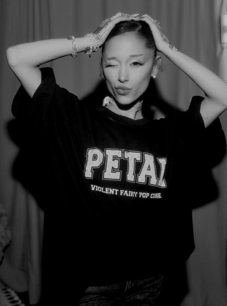 remsunset's tweet photo. ari wearing her own merch ∞ ☼｡𖦹 ° . ⋆♡ https://t.co/bJwvz5a9Fz