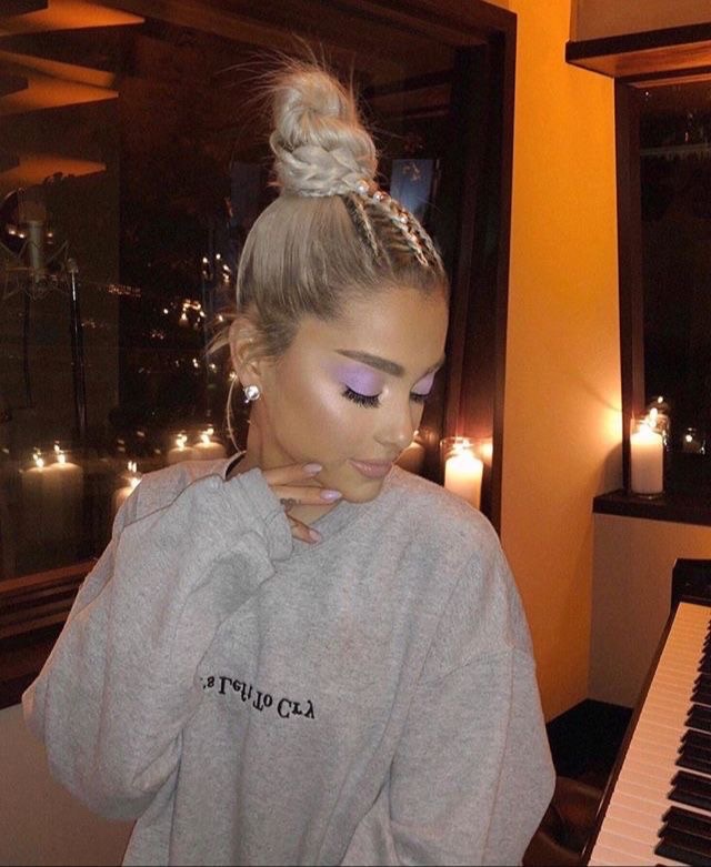 remsunset's tweet photo. ari wearing her own merch ∞ ☼｡𖦹 ° . ⋆♡ https://t.co/bJwvz5a9Fz