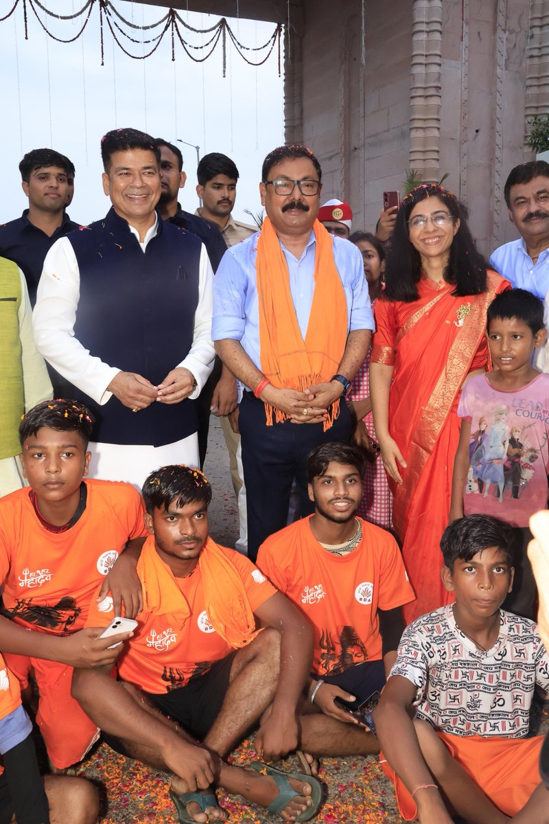dmbareilly's tweet photo. बरेली विकास प्राधिकरण द्वारा बदायूं रोड प्रवेश द्वार पर आयोजित कांवड़ सेवा शिविर में श्रद्धालुओं पर पुष्प वर्षा कर उनका स्वागत एवं अभिनंदन किया गया। इस अवसर पर श्रद्धालुओं के लिए भंडारे का आयोजन किया गया तथा टी-शर्ट का वितरण भी किया गया। शिविर के माध्यम से कांवड़ यात्रियों को आवश्यक सुविधाएं उपलब्ध कराते हुए उनकी सेवा एवं सत्कार किया गया।