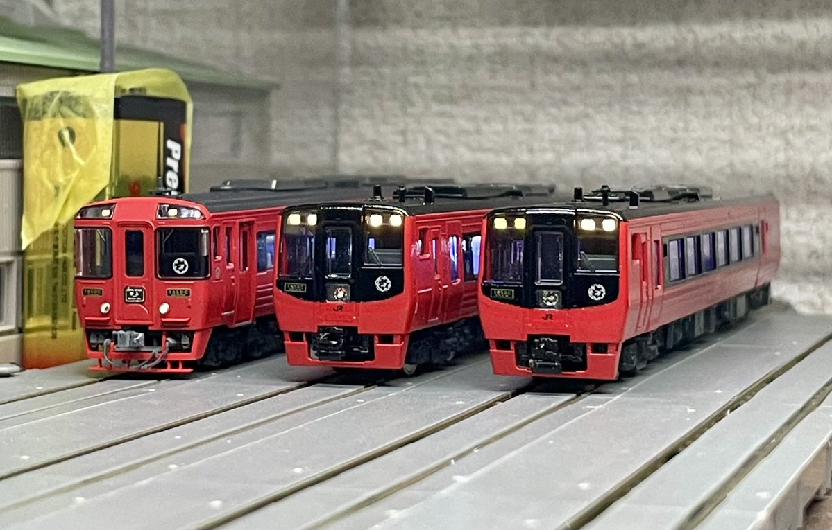 UD9905's tweet photo. 📢2026夏のウソ電
ゆふ系統の輸送力増強に四国より譲受したN2000系を改造したキハN185(仮称)を投入、高速化による増発も視野に

キハ185アラQベースで前面から屋根までを黒く、前照灯が映えるような塗り分けとしました。シンプルデザインですが塗料ハミ出しが少なくスムーズな制作でした
 #HINO模型録 https://t.co/YJa26WX8C2