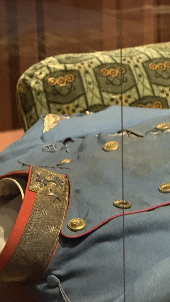 gaudeteind0mino's tweet photo. Chaqueta de Francisco Fernando con el agujero de bala cuando fue asesinado. Tengo delante de mí el inicio de la Primera Guerra Mundial. https://t.co/cP4OHizYGN