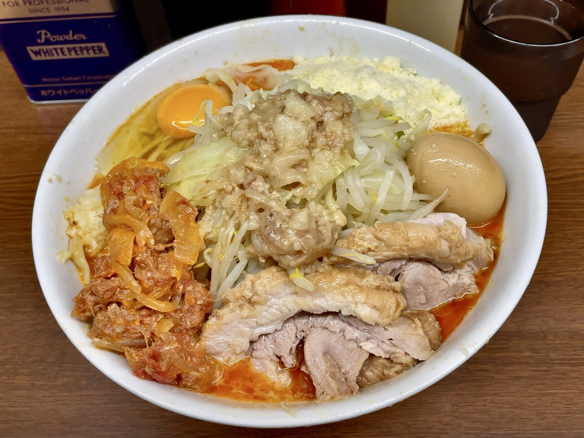 comet_girodjiro's tweet photo. ラーメン二郎 横浜関内店
大なんちゃって担々麺
ニンニクアブラカラメ

お盆を労働三昧で駆け抜け…巡ってきた私のターン＝ニンニク解放夜に"担々麺×トマトレッドスプラッシュ”降臨。

ドッキリじゃないか疑うレベルの出木杉くん。

めちゃ"好吃”＆ めちゃ"Buono”。
Love &amp; Peace &amp; Togetherness 。 https://t.co/WqwDJDuouc