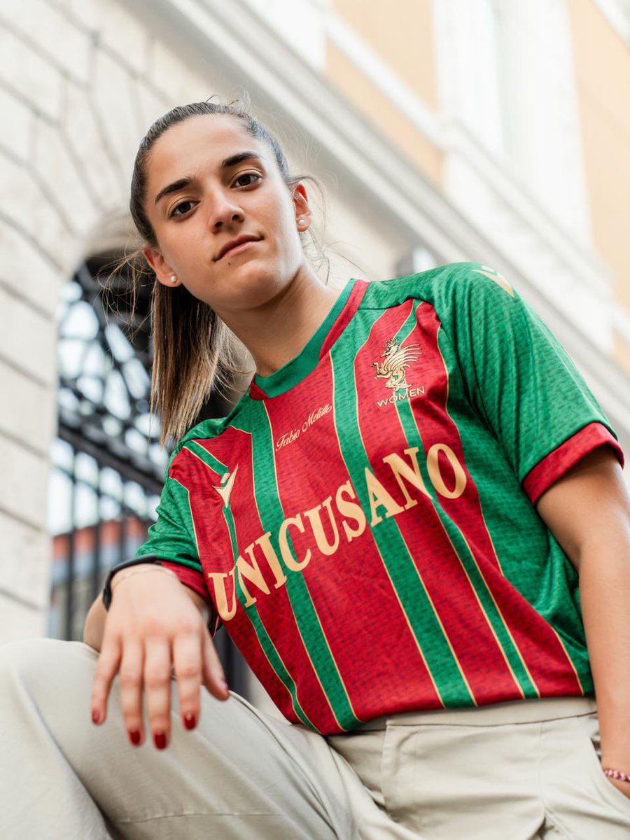 AlexLaureti's tweet photo. ❤️💚 L’Eredità delle Centurinare.

La nuova maglia Ternana Women 2026/27 nasce da Terni e dalla sua storia.

Nella trama, il richiamo alla juta dello Jutificio Centurini e alle donne che ne hanno fatto la storia.

#TernanaWomen #Terni #Centurinare #SerieAWomen https://t.co/6mFxOBTZja