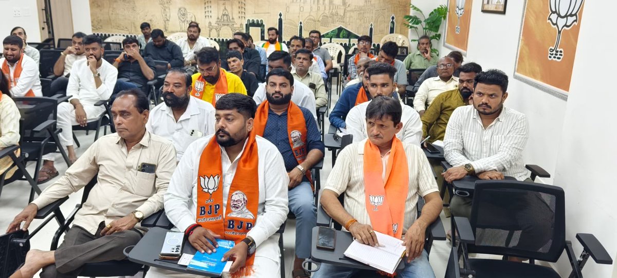 kiranraninga's tweet photo. સમરસતા, સમાનતા અને સેવા જેવા સંત શિરોમણી શ્રી ગુરુ રવિદાસ મહારાજના વિચારોને જનજન સુધી પહોંચાડવાના સંકલ્પ સાથે, તેમની 650 મી જયંતી વર્ષ નિમિત્તે આયોજિત “સમરસતા સંકલ્પ અભિયાન” અંતર્ગત જુનાગઢ મહાનગર દરેક વોડૅમા કળશ યાત્રા વિતરણ કાયૅક્રમ આયોજન કરવામાં આવ્યું હતું https://t.co/paM3OexaYY