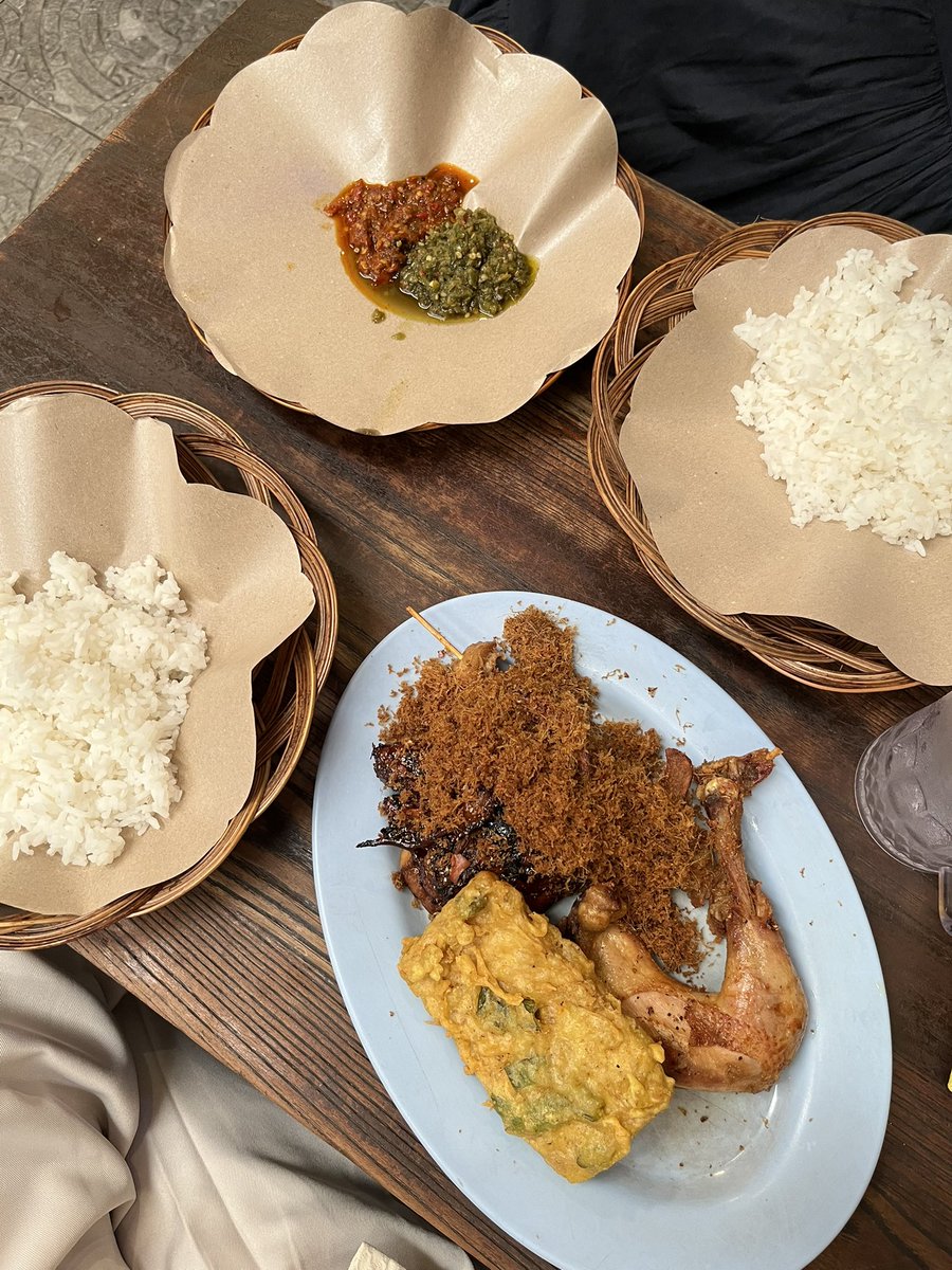 bluemarklees's tweet photo. SUKABUMIIIII🪷🌸💓 akhirnya bisa jalan jalan ke sukabumi setelah sekian lama direncanakan tp gajadi2</3 inii aku &amp; temenku full seharian makan dan jalan jalan liat2 museum dan beli oleh oleh SERUUUU BANGET bakal kesini lagi kalau ada waktu😙 https://t.co/7Wd41Fay9Q