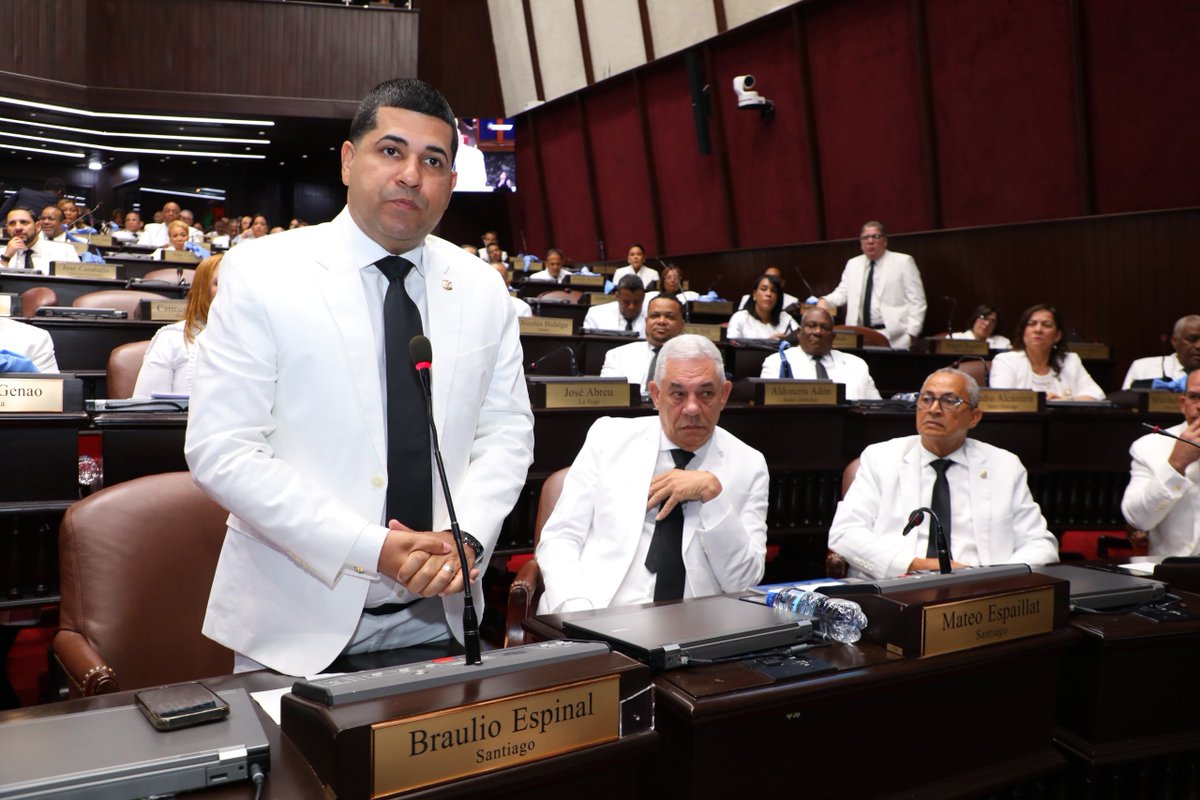 DiputadosRD's tweet photo. El vocero de la bancada del Partido Dominicanos por el Cambio y Alianza País, Braulio Espinal (@espinal_braulio), presenta la plancha para conformar el Bufete directivo del bloque correspondiente al periodo 2026-2027, a Pedro Martínez (@pmartinez_rd) como vocero; Braulio Espinal (@espinal_braulio), vice vocero, y a Mateo Espaillat (@MateoEspaillat), como secretario.  #DiputadosRD #SegundaLegislatura2026