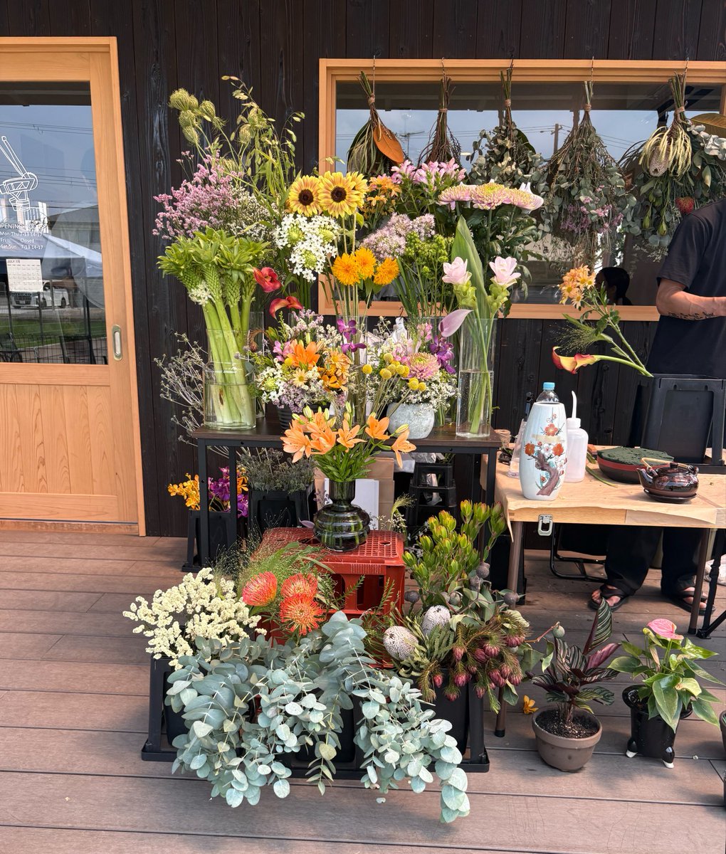 cher_ry0's tweet photo. 花とコーヒー買ってのんびり公園で過ごす日曜日 https://t.co/WYwQPjlLxs