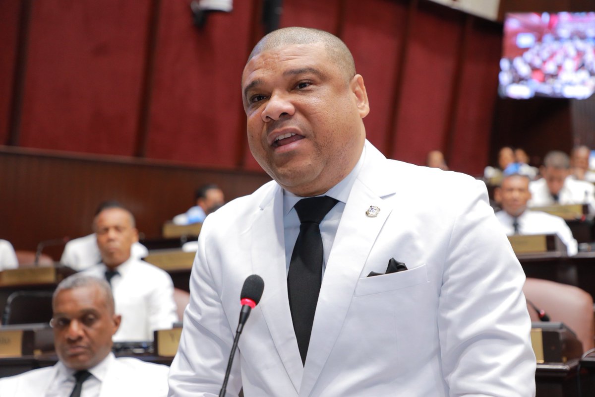 DiputadosRD's tweet photo. El vocero de la bancada del Partido Revolucionario Dominicano y Partido Quisqueyano Demócrata Cristiano, Ramón Raposo (@ramonraposo06), presenta la plancha para conformar el Bufete directivo del bloque correspondiente al periodo 2026-2027, a Elías Wessin Chávez (@WessinChavez) como vocero; y a su persona como vice vocero y secretario.  

#DiputadosRD #SegundaLegislatura2026