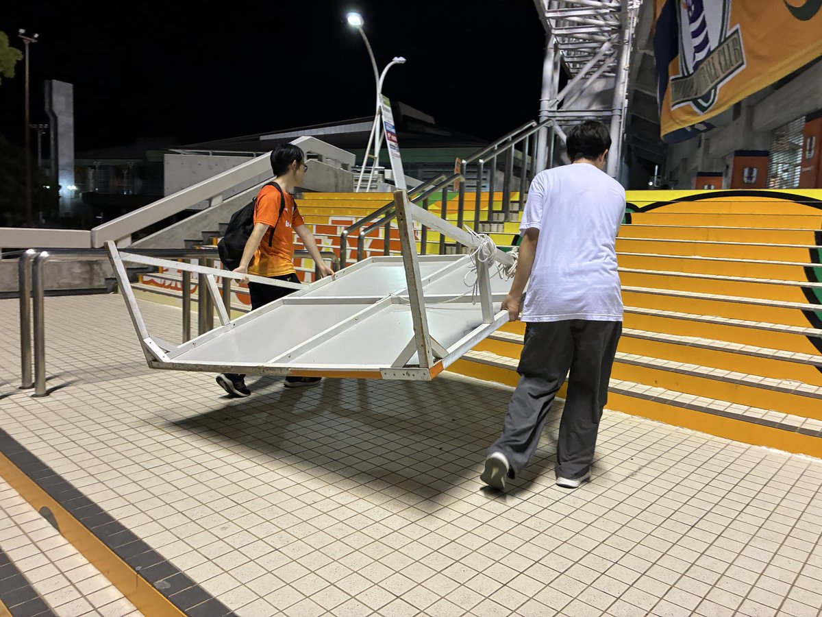 FORZA_EHIME's tweet photo. ナイスゲーム！
この調子で連勝と行きましょう！
ホーム鳥取戦撤収ボランティアにご協力頂いた皆さま、お疲れ様でした。大勢で手際よく活動出来たので、短時間で終わらせる事が出来ました。
次は中2日で天皇杯、水曜日にニンスタでお会いしましょう！#ehimefc https://t.co/AIEUxl540a