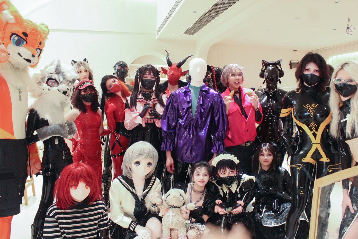 BtD_GZ's tweet photo. 08. 08 BtD Latex Party 完满结束！
感谢各路朋友从全国各地前来参加聚会！
有你们的支持，Beneath the Desire 会办越好！
特别感谢 @yuki_sm_s @UrBeautyKiller @latexnsquare @VVISAGE_STUDIO @roomfun3 @MOOSER_CAT 对本次活动的支持！ https://t.co/ioRY8wtIpV