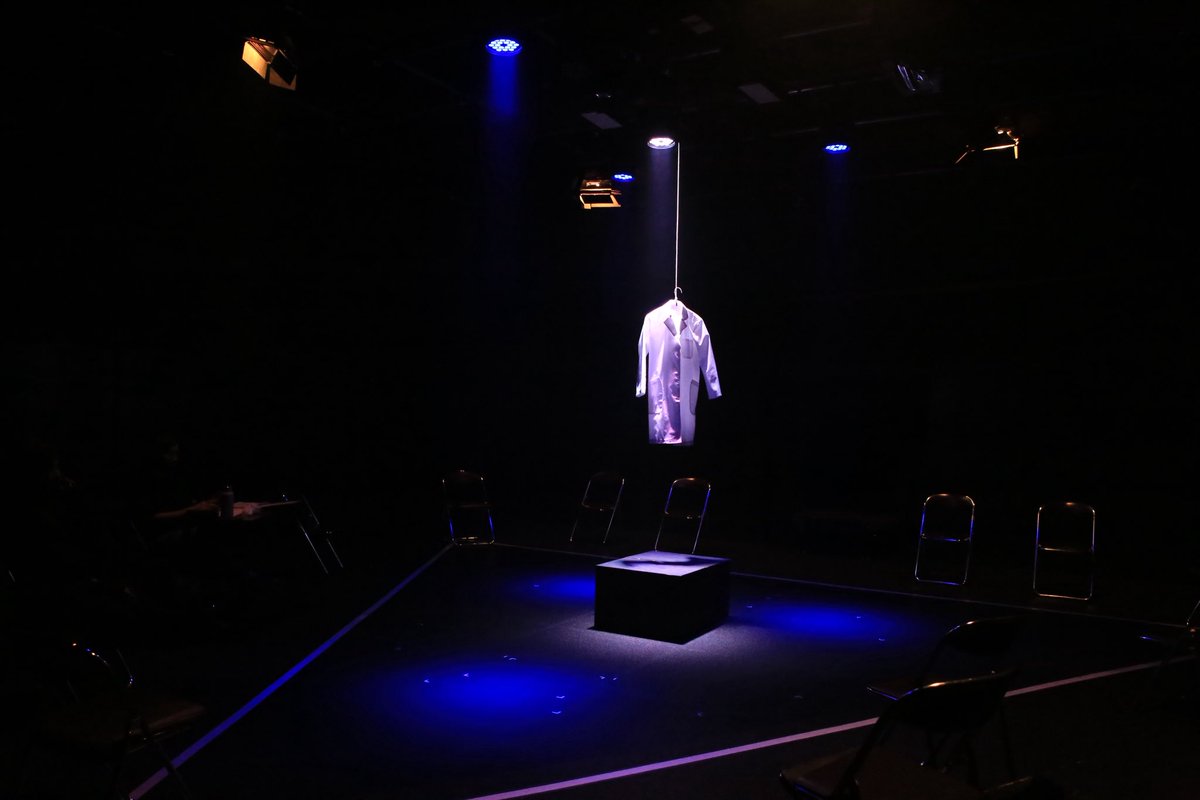 a_light_s's tweet photo. 劇団←甘さ控えめ。

三人芝居「トランス」

今日4ステ目が終わって、個人的になんかやっと一息つけた気がしてる

今回のアマヒカは演劇が好きな人もだけど、特に役者やいろんな人に観てもらいたいといつも以上に思う公演だなってオペしてて思う

今回の公演はごとーさんがいなくて、岩男さんが演出のおだっち、あやちゃん、たっくんの3人での芝居

みんなすごく悩みながらも創り上げてきたのを近くで見てて、そんな中創り上げたものをたくさんの人に観てほしい

劇場での熱量だったり三人の芝居をぜひ観にきてください。

チケットまだ予約も当日券も少しあります

来てください、待ってます
https://t.co/8JRtuPwWhH