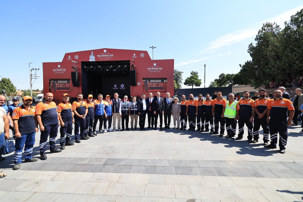 DocDrOBahadir's tweet photo. Hünkâr Hacı Bektaş Veli’nin yüzyıllardır Anadolu’ya taşıdığı sevgi, hoşgörü, birlik ve kardeşlik anlayışı bugün de yolumuzu aydınlatmaya devam ediyor.

63. Ulusal, 37. Uluslararası Hacı Bektaş Veli Anma Törenleri ve Kültür Sanat Etkinlikleri kapsamında; İBB Başkanvekilimiz @nuriaslan_tr Hacıbektaş’ta vatandaşlarımızla bir araya geldi, Hünkâr Hacı Bektaş Veli Dergâhı’nı ve İBB Yatırımları Sergisi’ni ziyaret etti.

İstanbul’dan Hacıbektaş’a uzanan gönül bağını; kültür, dayanışma ve ortak değerlerimiz etrafında güçlendirmeye devam ediyoruz.