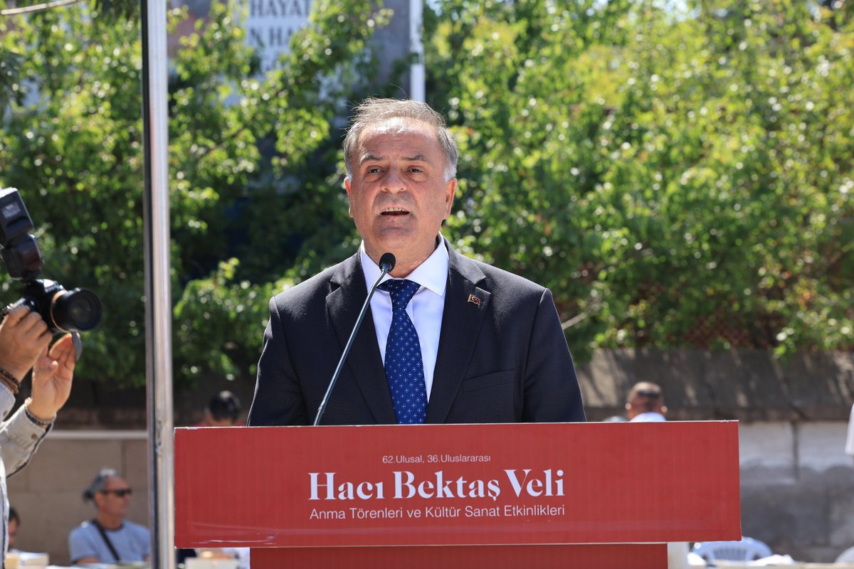 DocDrOBahadir's tweet photo. Hünkâr Hacı Bektaş Veli’nin yüzyıllardır Anadolu’ya taşıdığı sevgi, hoşgörü, birlik ve kardeşlik anlayışı bugün de yolumuzu aydınlatmaya devam ediyor.

63. Ulusal, 37. Uluslararası Hacı Bektaş Veli Anma Törenleri ve Kültür Sanat Etkinlikleri kapsamında; İBB Başkanvekilimiz @nuriaslan_tr Hacıbektaş’ta vatandaşlarımızla bir araya geldi, Hünkâr Hacı Bektaş Veli Dergâhı’nı ve İBB Yatırımları Sergisi’ni ziyaret etti.

İstanbul’dan Hacıbektaş’a uzanan gönül bağını; kültür, dayanışma ve ortak değerlerimiz etrafında güçlendirmeye devam ediyoruz.