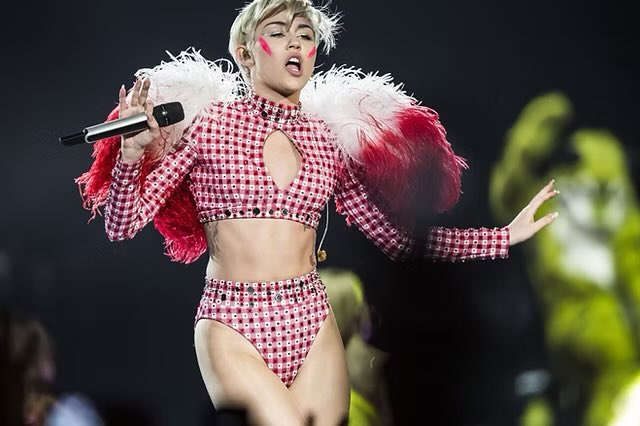 mileyplusdotcom's tweet photo. CANTORA ADÉLA GOSTARIA DE TER PARTICIPADO DA BANGERZ TOUR

📍🖥️📱Leia mais sobre esta e outras notícias no nosso site, MileyPlus! Link na bio.
.
.
.
@mileycyrus #mileycyrus #adela #bangerztour #bangerz #show #album https://t.co/kz23KZNWKM