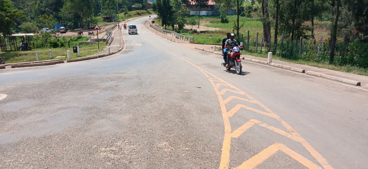 smartaphonetabs's tweet photo. @IgnatiousMuga Hizi roads ziko western but wao wako kwa serikal na mambo ni tutam https://t.co/uQMOtyS10V