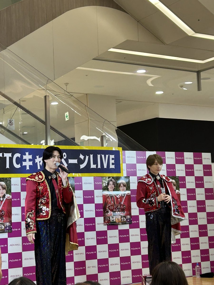 emikomi031's tweet photo. だいぶ前、5月のことなんですけど、以前から気になっていた2人組歌謡グループ風輪が割と近い場所でキャンペーンライブやるので観てきました。歌声、歌の上手さ、カッコよさ、、生で見るとやはり違う。そしてMCも楽しくて、全て引き込まれました。☺️その後またキャンペーンライブ行きました。
#風輪 https://t.co/fkl2Vwlp7T