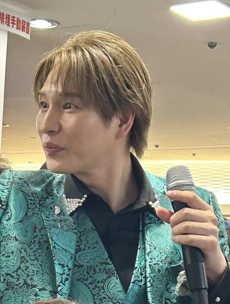 emikomi031's tweet photo. だいぶ前、5月のことなんですけど、以前から気になっていた2人組歌謡グループ風輪が割と近い場所でキャンペーンライブやるので観てきました。歌声、歌の上手さ、カッコよさ、、生で見るとやはり違う。そしてMCも楽しくて、全て引き込まれました。☺️その後またキャンペーンライブ行きました。
#風輪 https://t.co/fkl2Vwlp7T