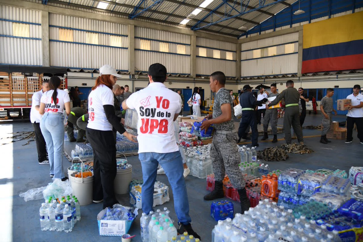 FuerzasMilCol's tweet photo. Así 22 toneladas de ayudas humanitarias fueron trasladadas hasta Chocó por nuestra @FuerzaAereaCol. Insumos médicos, alimentos, ropa, carpas, comida para mascota y otros elementos de primera necesidad, así como elementos de construcción que fueron donados en #Antioquia, fueron trasladados en un avión Hércules, gracias a un esfuerzo interinstitucional.

#FuerzasQueSalvanVidas