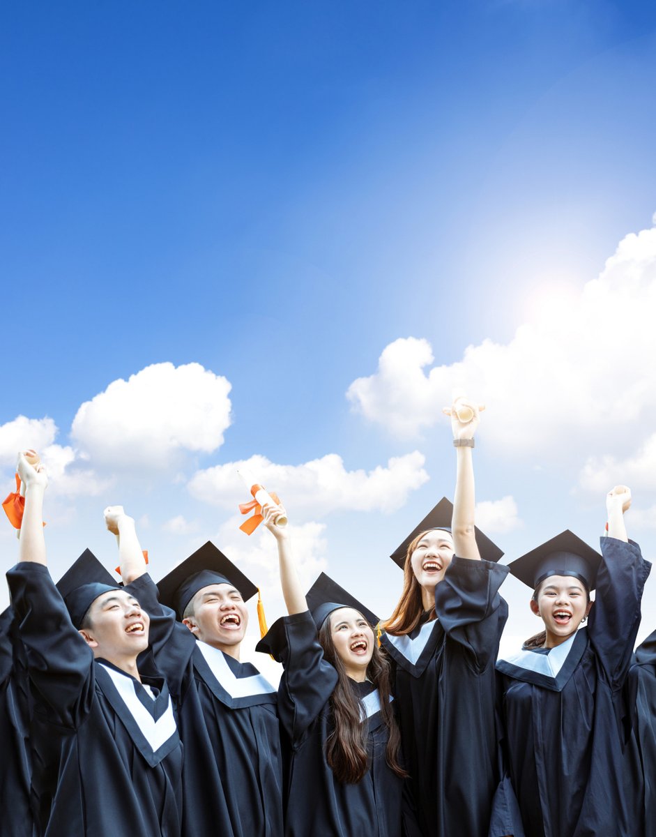 MobileMobi64605's tweet photo. Cap tossed high, hearts full of dreams—grad days hit different https://t.co/d8wldWRbHs