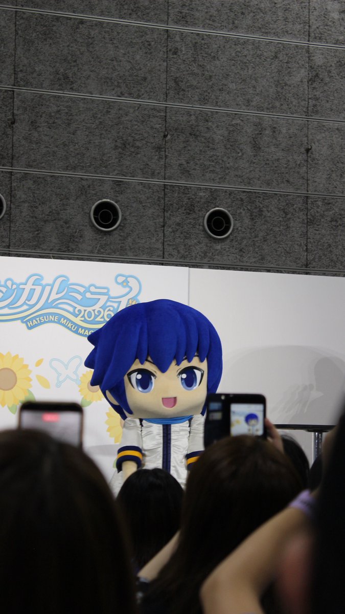 puteranidom's tweet photo. 人多くてなぞのKAITOさんしか撮れてなくて草 https://t.co/fdYdLEbZ2t