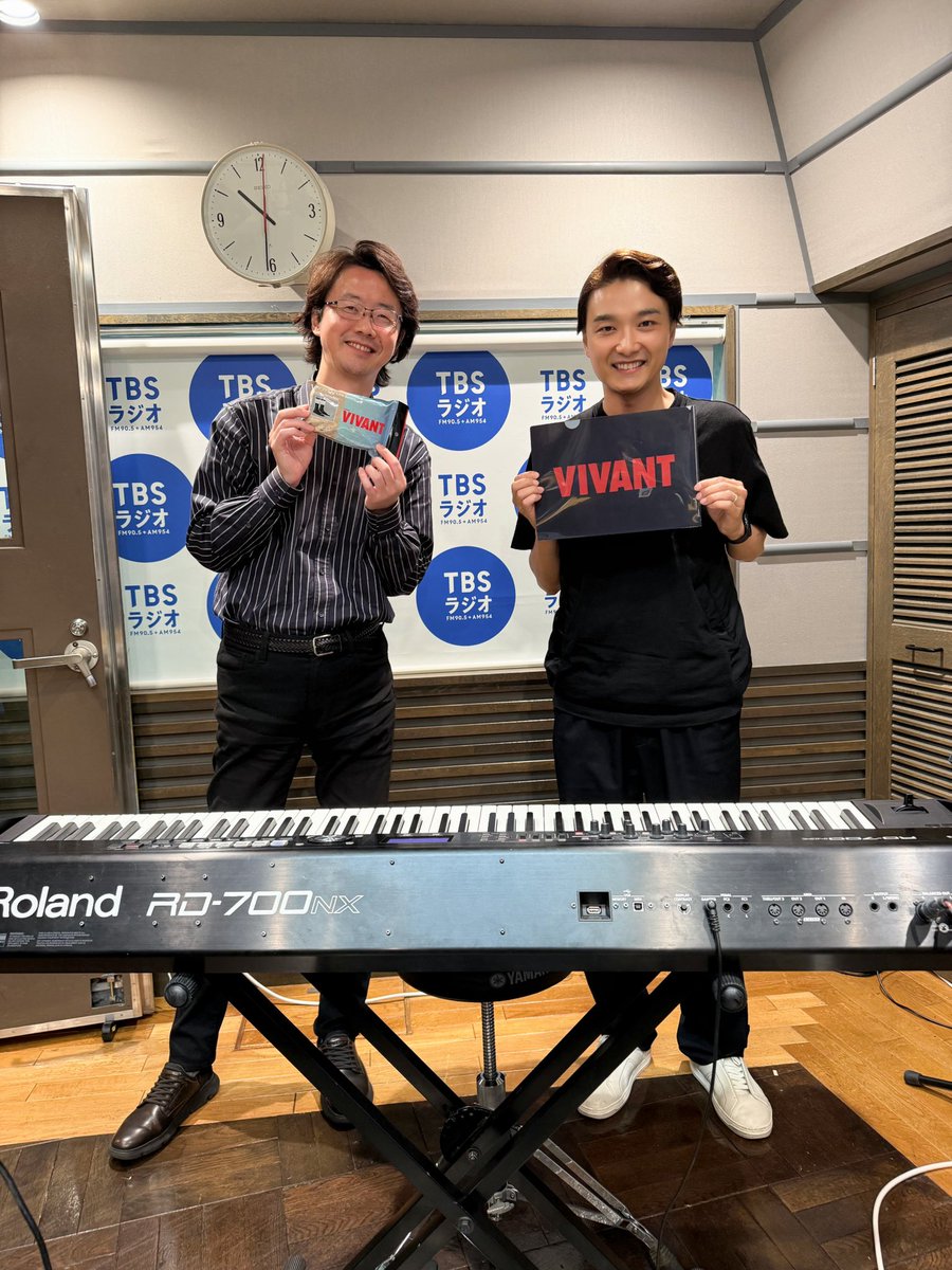 Gran_Arts's tweet photo. 【#井上芳雄 #大貫祐一郎】
#井上芳雄byMYSELF 生放送📻
最近、一緒の仕事が多い、音楽が好きな２人です🤭
#帝コン 東京公演が無事に終わり、
#浦井健治 さんが飛び入りサプライズ出演してくださることになった経緯の裏話も😂確かに井上のテンション、高めでしたね⤴️笑
感想✉️も、ありがとうございました❣️
生歌は、平和を願い「世界がひとつになるまで」でした🌏
📸井上と親交のある、ミュージカルがお好きな「VIVANT」演出の宮崎陽平さんからグッズをいただき、嬉しくてパチリ😊
「#VIVANT」もお楽しみください！
