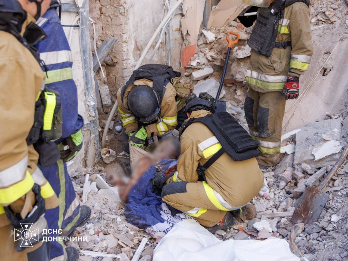 CrimeanVoyager's tweet photo. 💔 Kramatorsk.

It took rescuers three days to recover the body of a 58-year-old man from the rubble.

On August 13, a russian airstrike destroyed his apartment building.

Three days of searching. And in the end — only a body.

Another life stolen by russia. https://t.co/D3CBwCXGjN