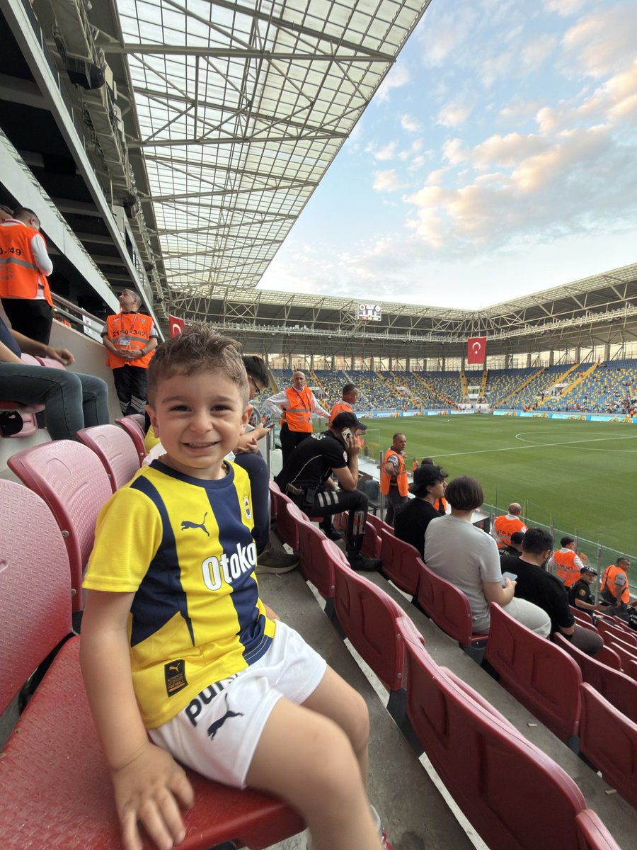 buzzspor's tweet photo. Gençlerbirliği maçında forması çıkartılan minik Fenerbahçeli taraftarın babası Selami Alımcı: "Göktuğ ister istemez biraz etkilendi. 'Formamı çıkarttı, formamı çıkarttı.' Başka bir şey demiyor yavrum. Ama iyi yani, genel olarak bir zarar kesinlikle olmadı.

Tüm teşkilatımızdan, polis teşkilatlarımızdan Allah bin kere razı olsun. Oradaki o polis abimizin bana dediği cümle şu: 'Sen rahat ol, sen sakin ol. Evladın bana emanet. Ben de babayım.' dedi. Allah böyle insanları bizim başımızdan eksik etmesin." (HT Spor)