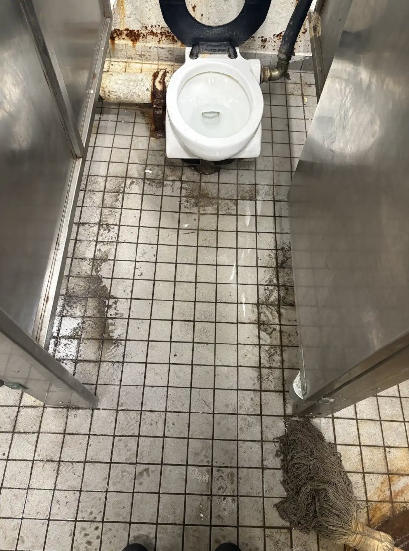 sethharpesq's tweet photo. More pictures from aboard the moldy old USS George Washington, which recently underwent an incredibly expensive “complex overhaul” that took SIX YEARS to finish. Our navy is like this because we only have ONE shipyard capable of refueling and repairing a nuclear aircraft carrier. https://t.co/RFpITp8HRt