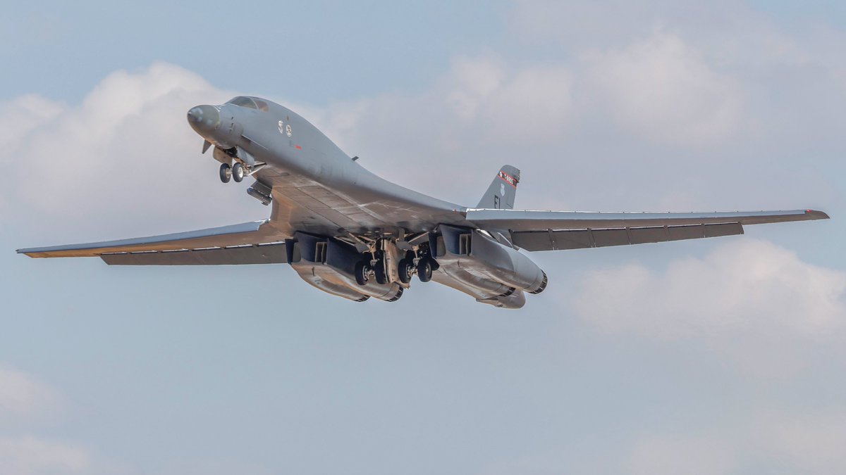 CraigYoungMedia's tweet photo. Pics from the earlier B1 departure, https://t.co/dd5FuCZHGe